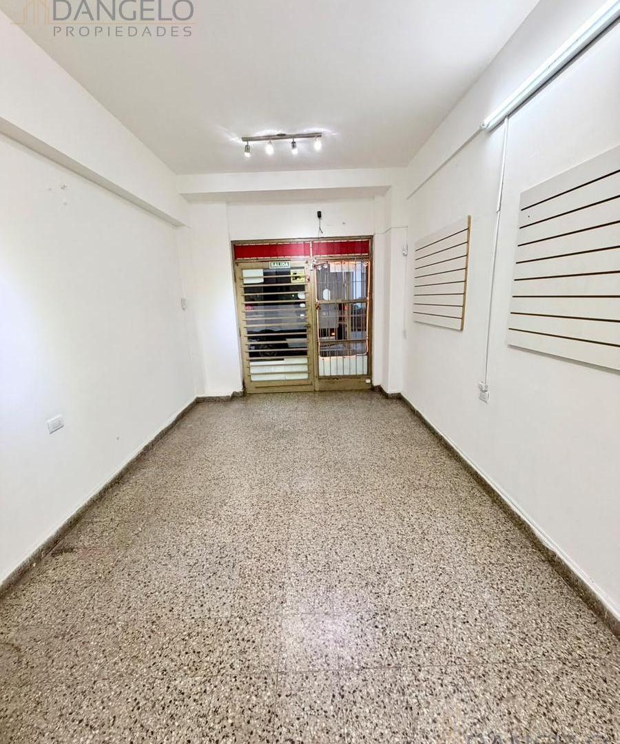 Foto de Local frente vidriado - Luminarias - Pintado - Baño propio, imagen 4