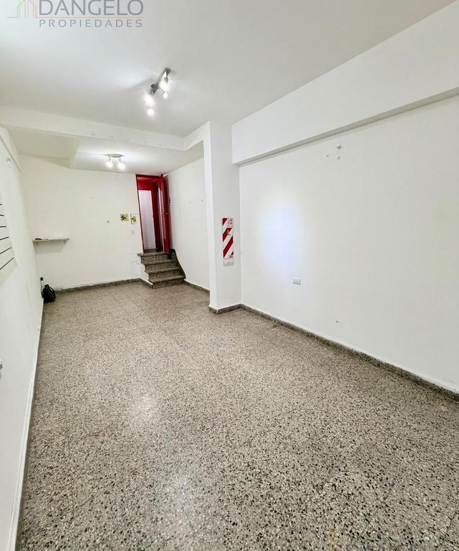 Foto de Local frente vidriado - Luminarias - Pintado - Baño propio, imagen 5