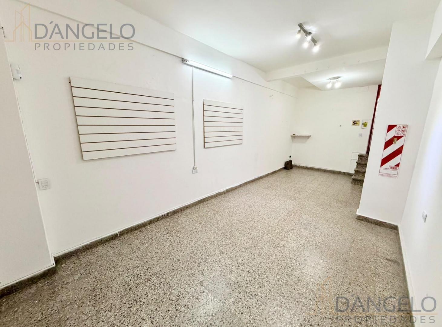 Foto de Local frente vidriado - Luminarias - Pintado - Baño propio, imagen 1