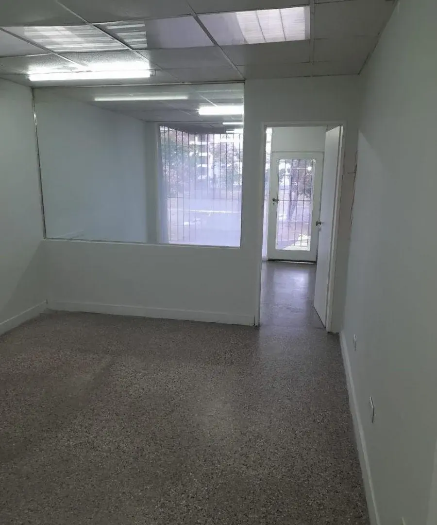 Local comercial de 130 m2 Gral Paz y Lope de Vega 4