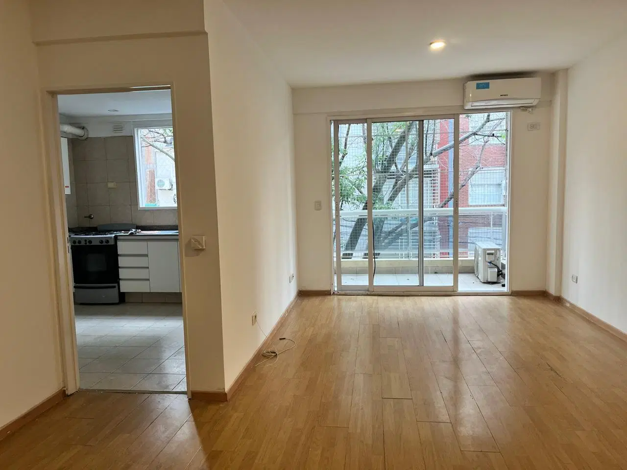 Piso Único de 4 ambientes con cochera 4