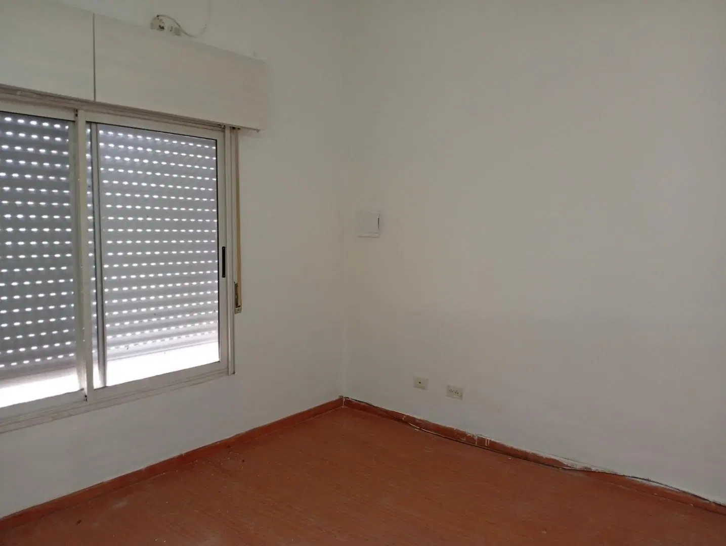 3 ambientes, entrada de auto, patio, jardín al frente 5