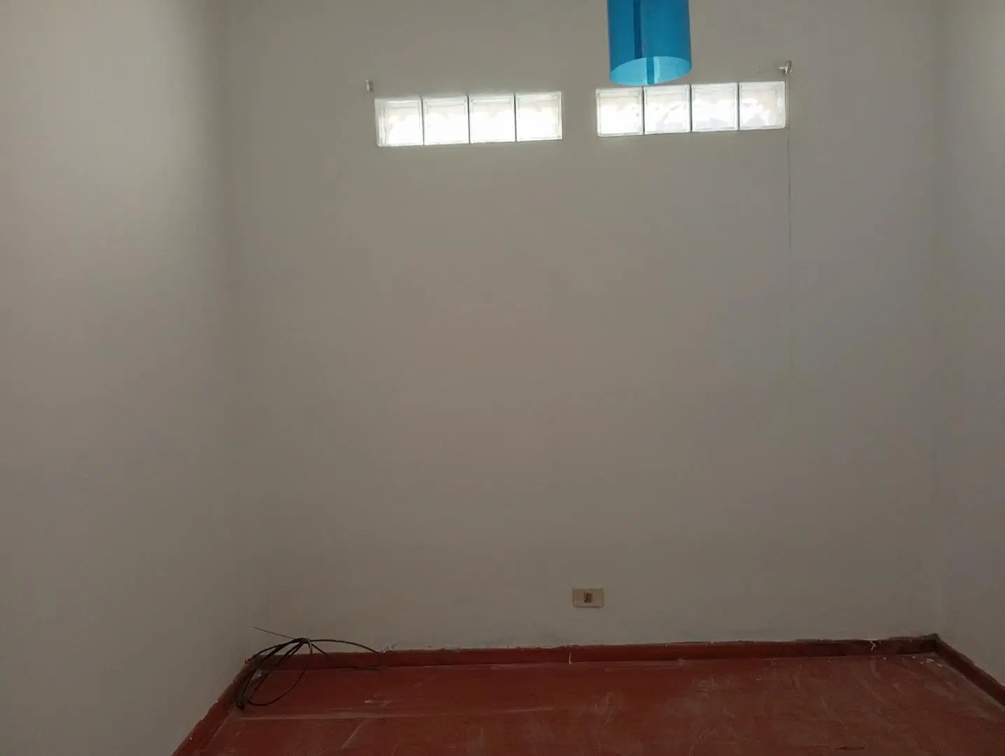 3 ambientes, entrada de auto, patio, jardín al frente 3