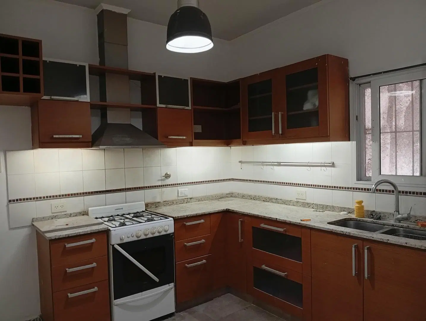 3 ambientes, entrada de auto, patio, jardín al frente 2