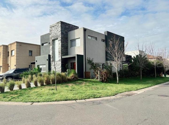 Casa en alquiler Temporal 4 dormitorios en Tipas, Nordelta, Tigre Argentina.