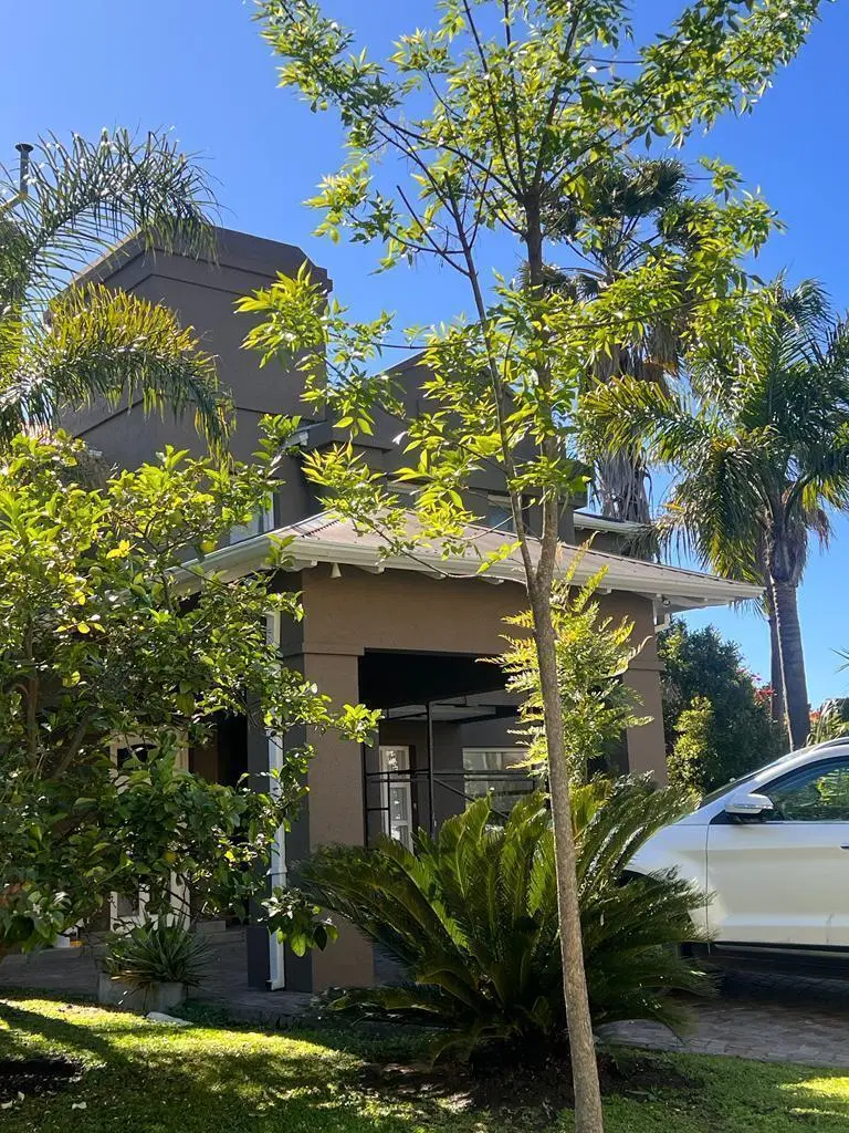 Casa en alquiler con vista a la laguna en Glorietas Nordelta 3