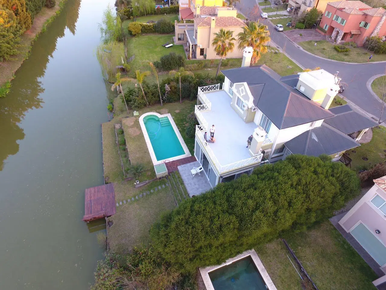 Casa en alquiler con vista a la laguna en Glorietas Nordelta 1