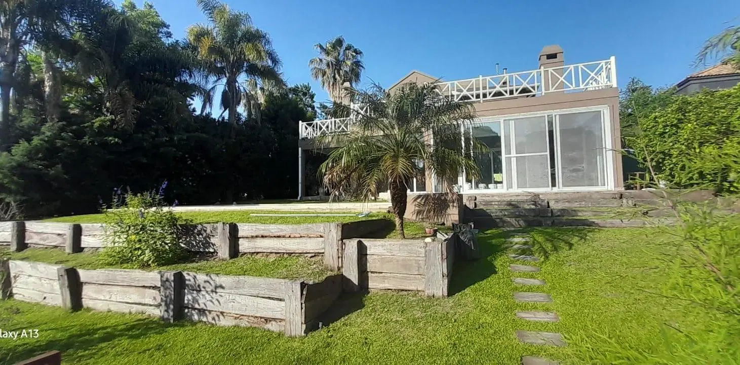 Casa en alquiler con vista a la laguna en Glorietas Nordelta 2