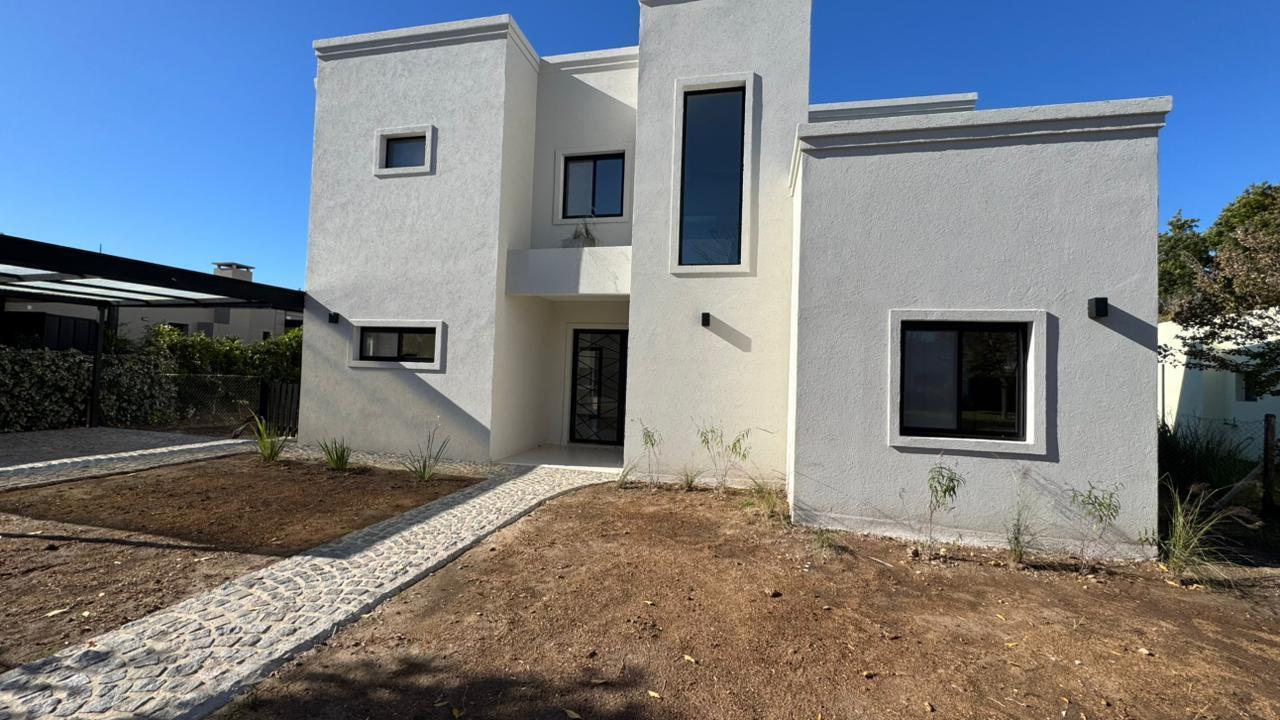 Casa en venta 4 ambientes en el Barrio San Matias Escobar