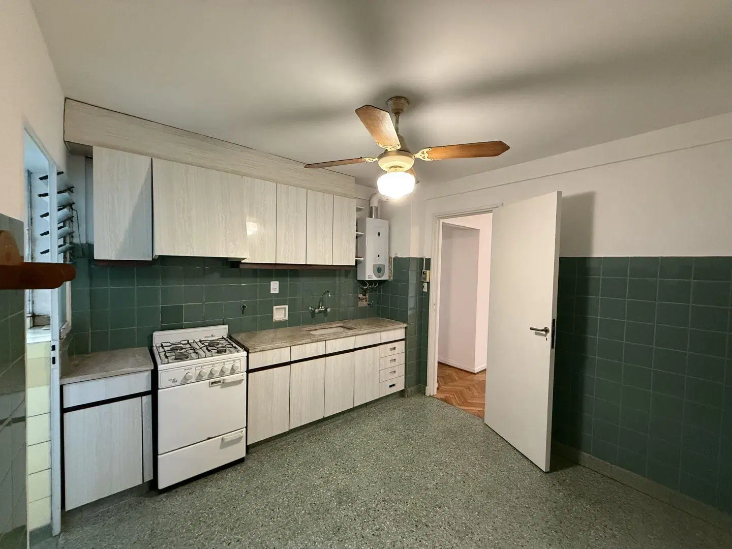 Excelente semipiso 3 ambientes c/ balcón a la venta en Cañitas 3