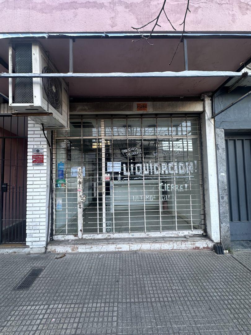 Foto de Gran local en alquiler a la calle en pleno foco comercial. Sin expensas., imagen 1