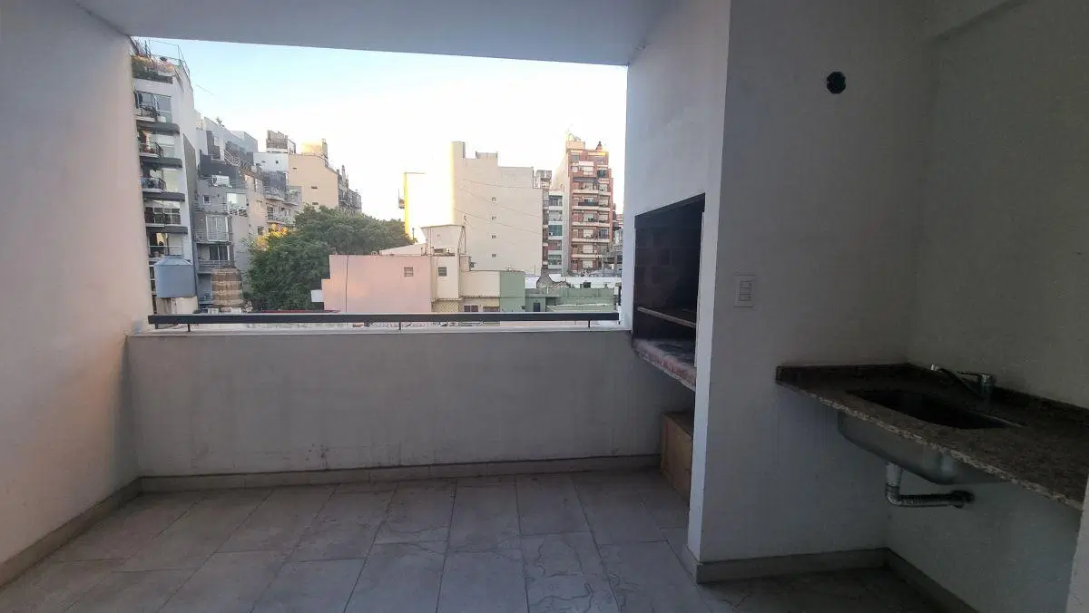 Esnaola y Díaz Velez PARRILLA PROPIA balcón aterrazado y lavadero 1