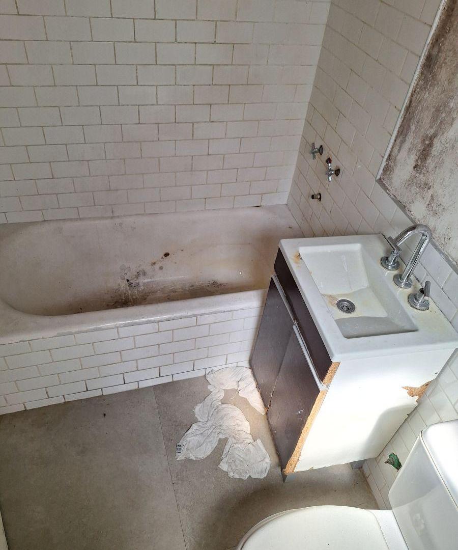 Foto de En esquina de 60 m² con balcón – Bajas expensas – A refaccionar, imagen 1