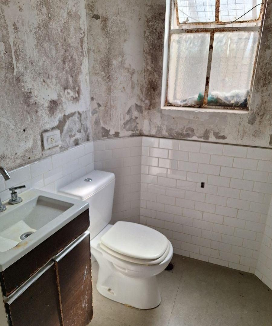 Foto de En esquina de 60 m² con balcón – Bajas expensas – A refaccionar, imagen 2