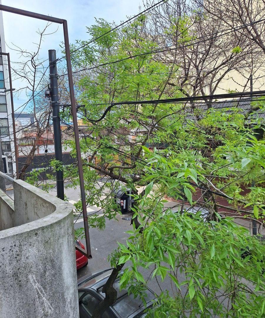 Foto de En esquina de 60 m² con balcón – Bajas expensas – A refaccionar, imagen 5