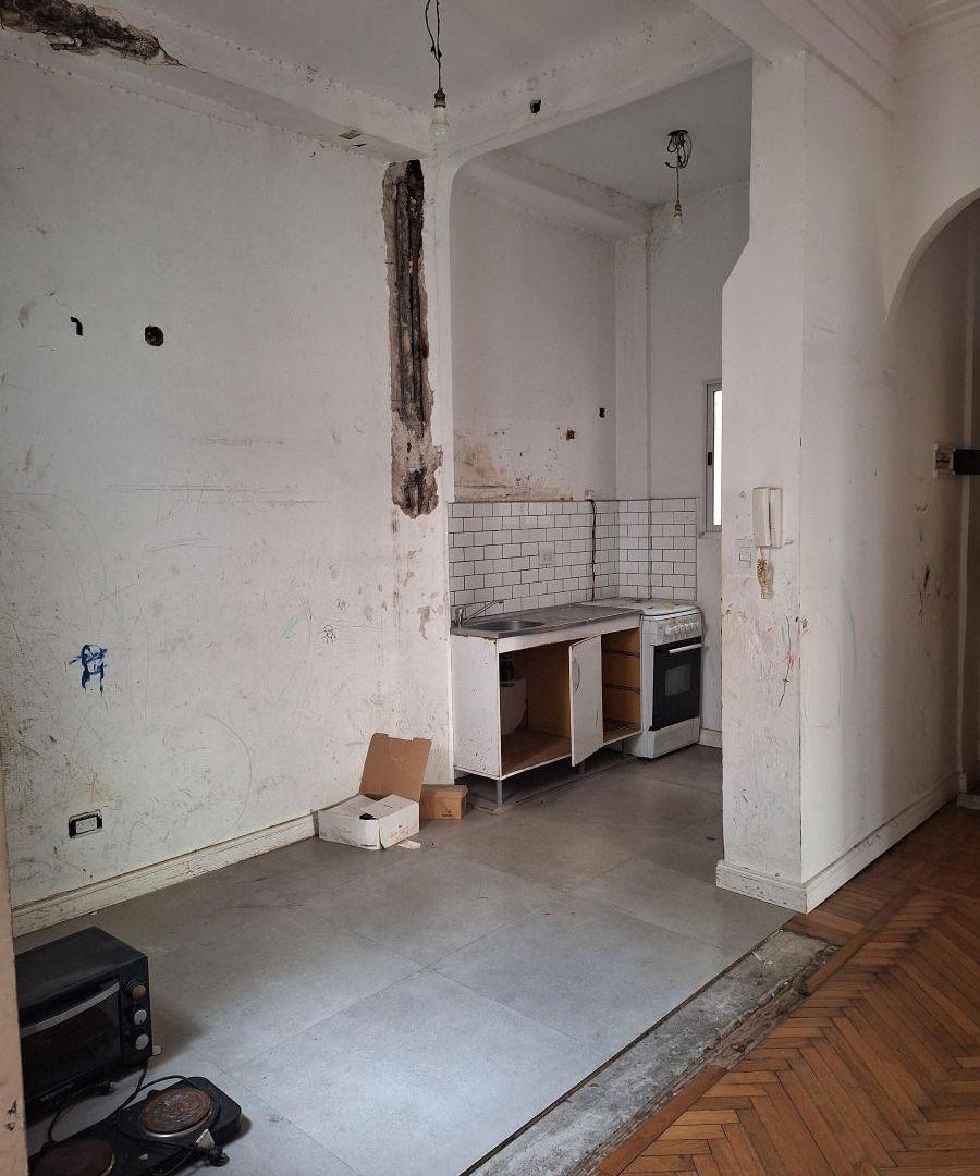 Foto de Antiguo, a refaccionar, en esquina – 60 m² con balcón – Bajas expensas, imagen 4