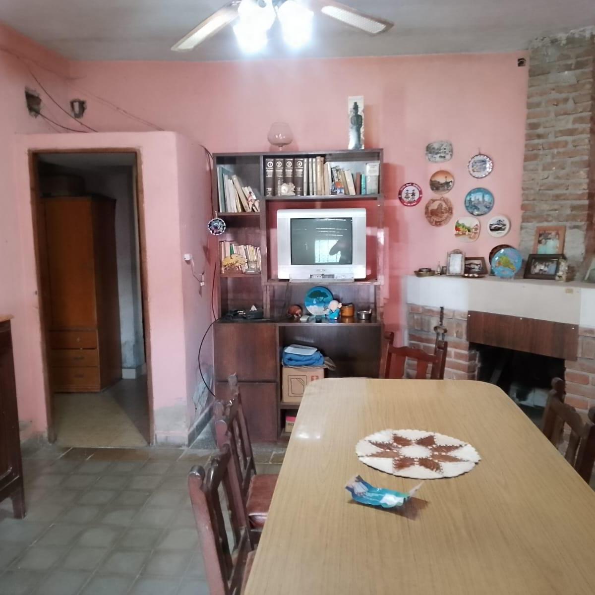 OPORTUNIDAD, CASA CON DOS LOTES EN PELLEGRINI
