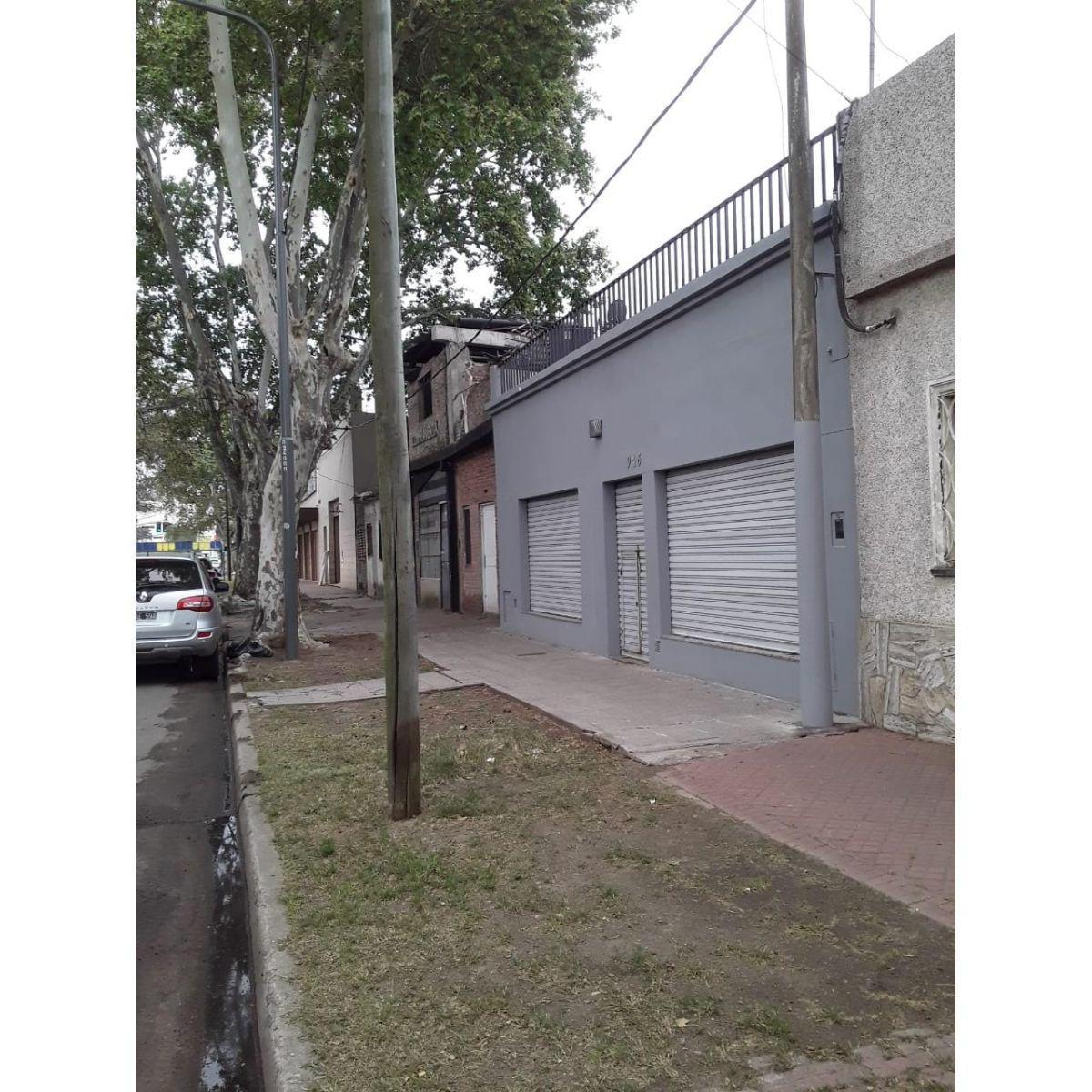 VENTA LOCAL COMERCIAL SOBRE AVENIDA SORRENTO. APTO VIVIENDA. EXCELENTE ESTADO.