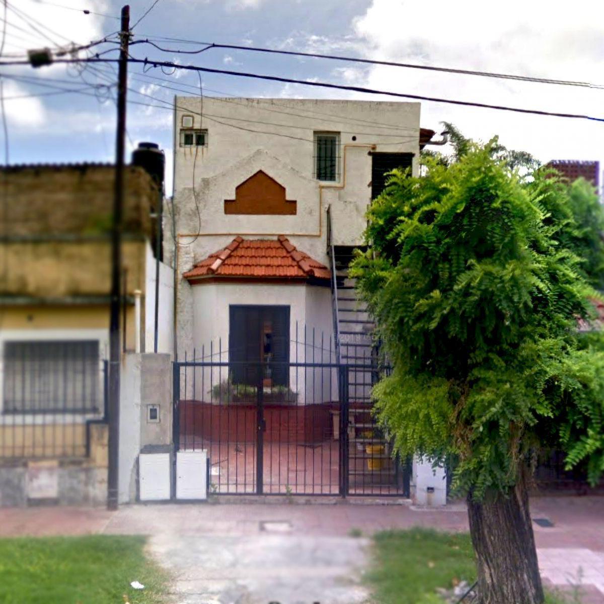 CASA EN VENTA AGRELO 2333 DE DOS DORMITORIO CON COCHERA Y PLANTA ALTA