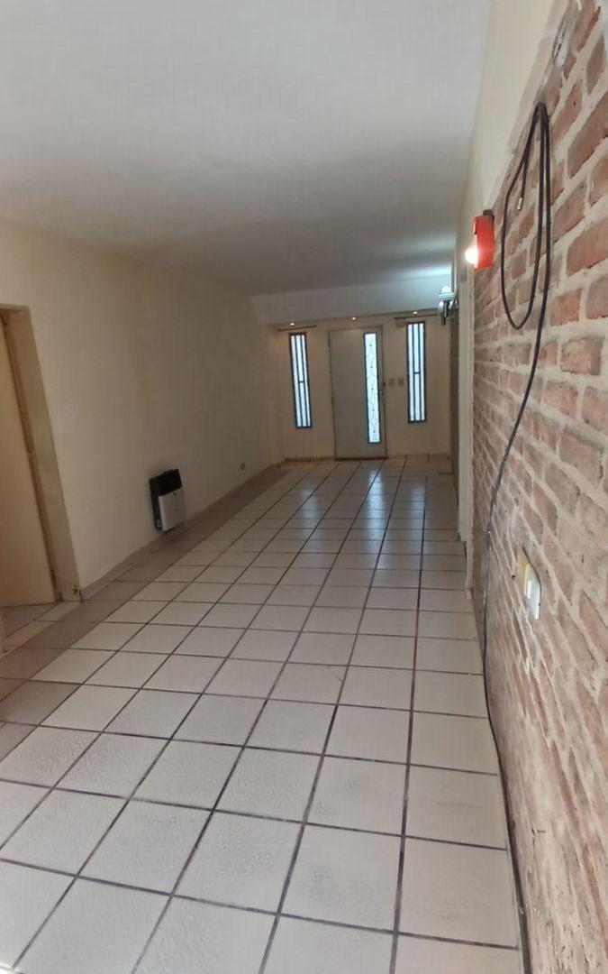 Foto de VENTA CASA AL FRENTE 3 DORMITORIOS .BAÑO. PATIO, imagen 2