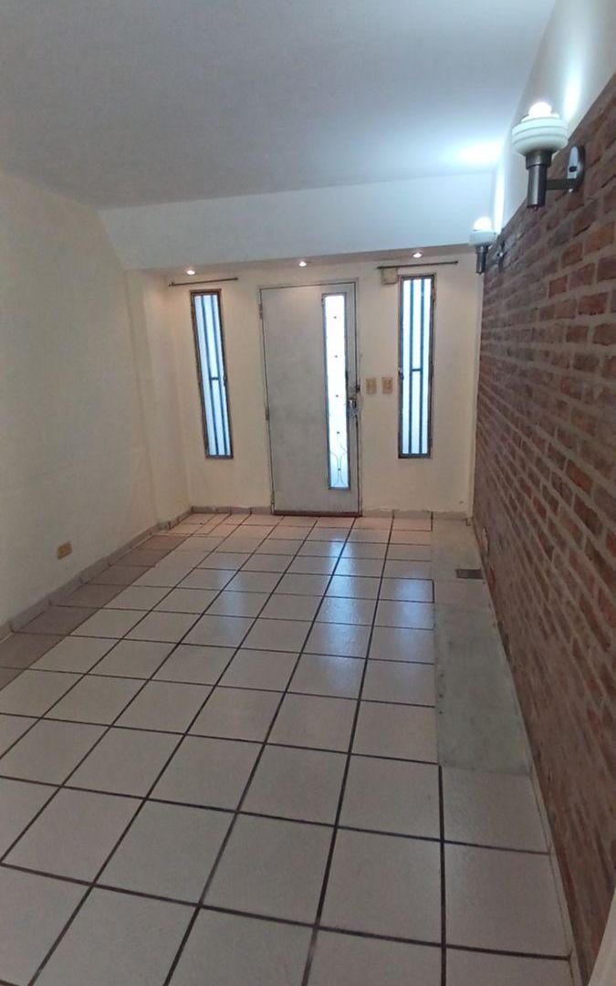 Foto de VENTA CASA AL FRENTE 3 DORMITORIOS .BAÑO. PATIO, imagen 1