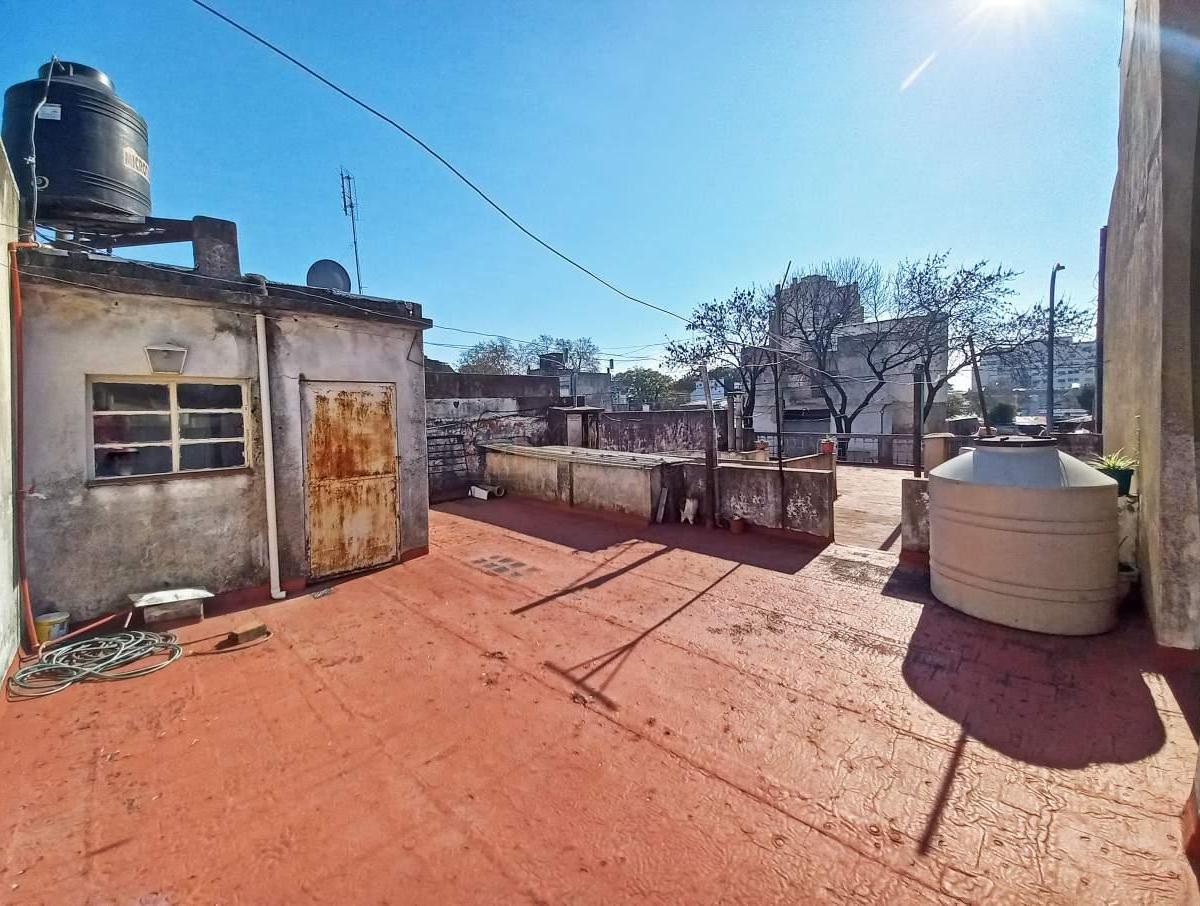 Venta Casa Multifamiliar 2 Unidades, 6 Ambientes con Patio y Terraza en Villa Lugano 5