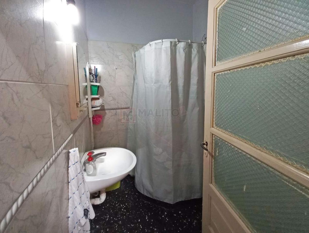 Venta Casa Multifamiliar 2 Unidades, 6 Ambientes con Patio y Terraza en Villa Lugano 5