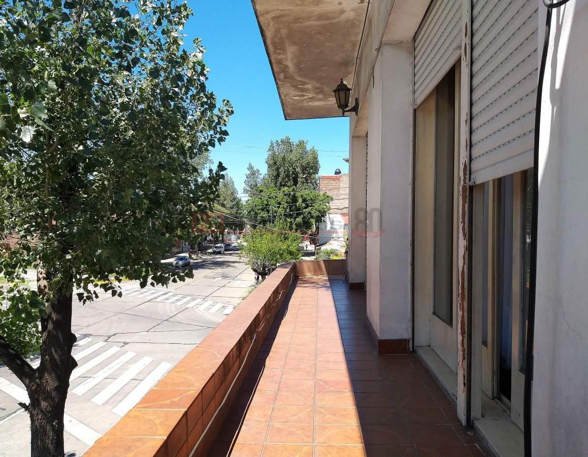 Venta Casa Lote Propio en Esquina 7 Ambientes con Parque Avellaneda 1