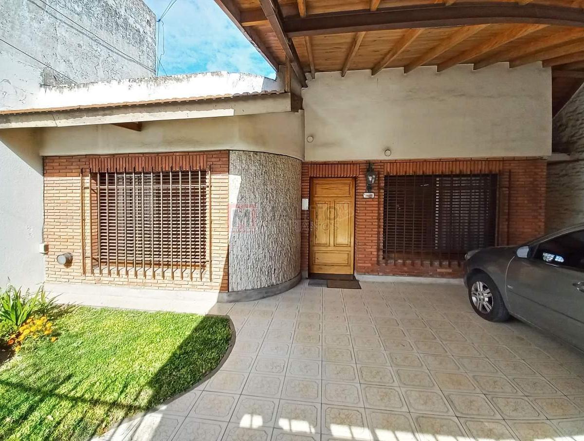 Venta Casa Lote Propio 5 Ambientes con Patio y Quincho en Mataderos 2