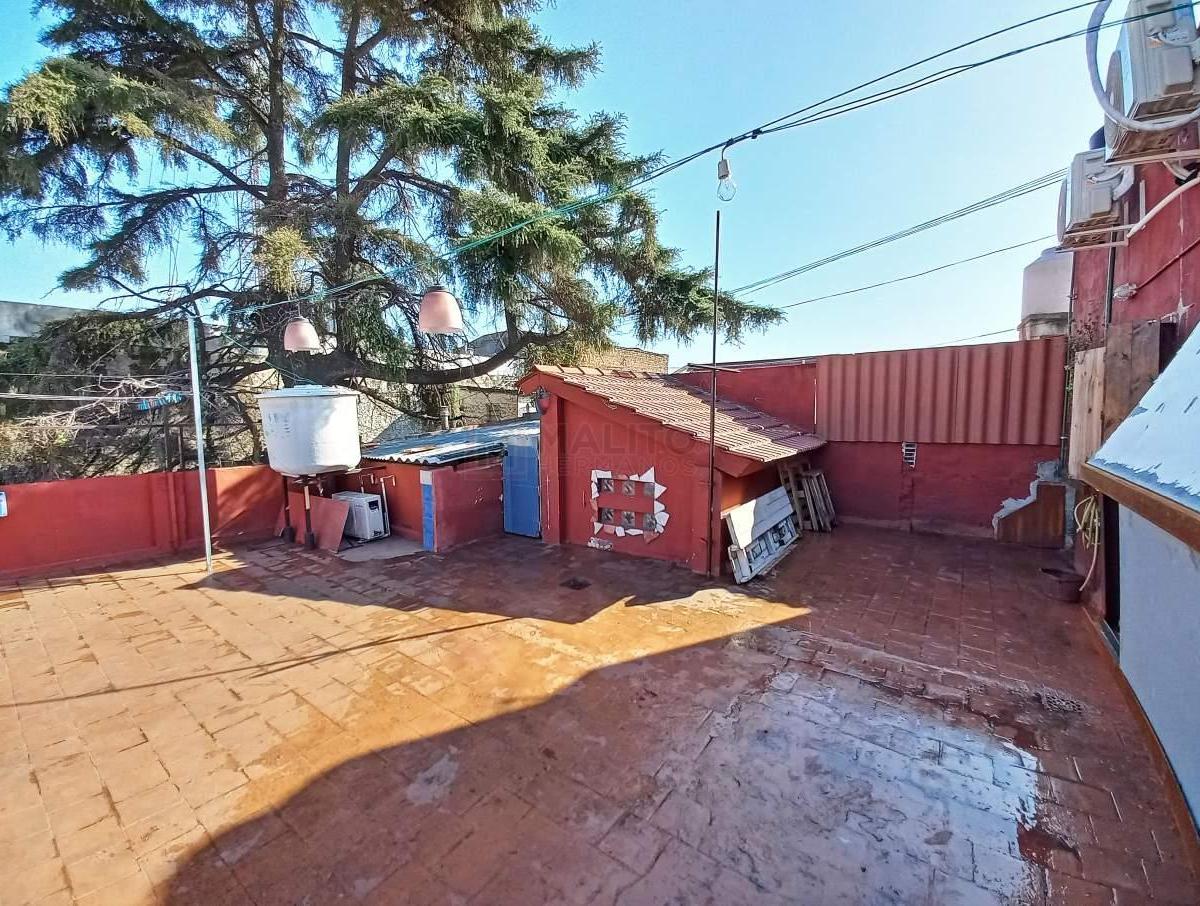 Venta Casa Lote Propio - 2 Viviendas - 5 Dorm. - con Terraza en Villa Lugano 4