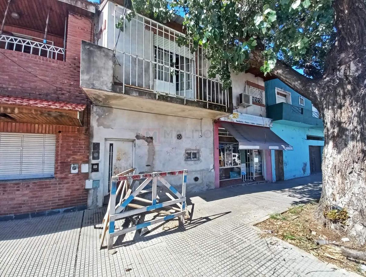 Venta Casa Lote Propio 8,66 m X 24,71 m, con Local, Patio, Balcon, Jardin en Parque Avellaneda 2