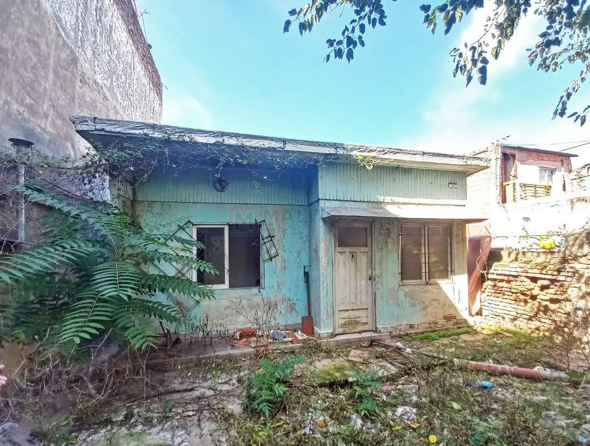 Venta Casa Lote Propio 8,66 m X 24,71 m, con Local, Patio, Balcon, Jardin en Parque Avellaneda 5
