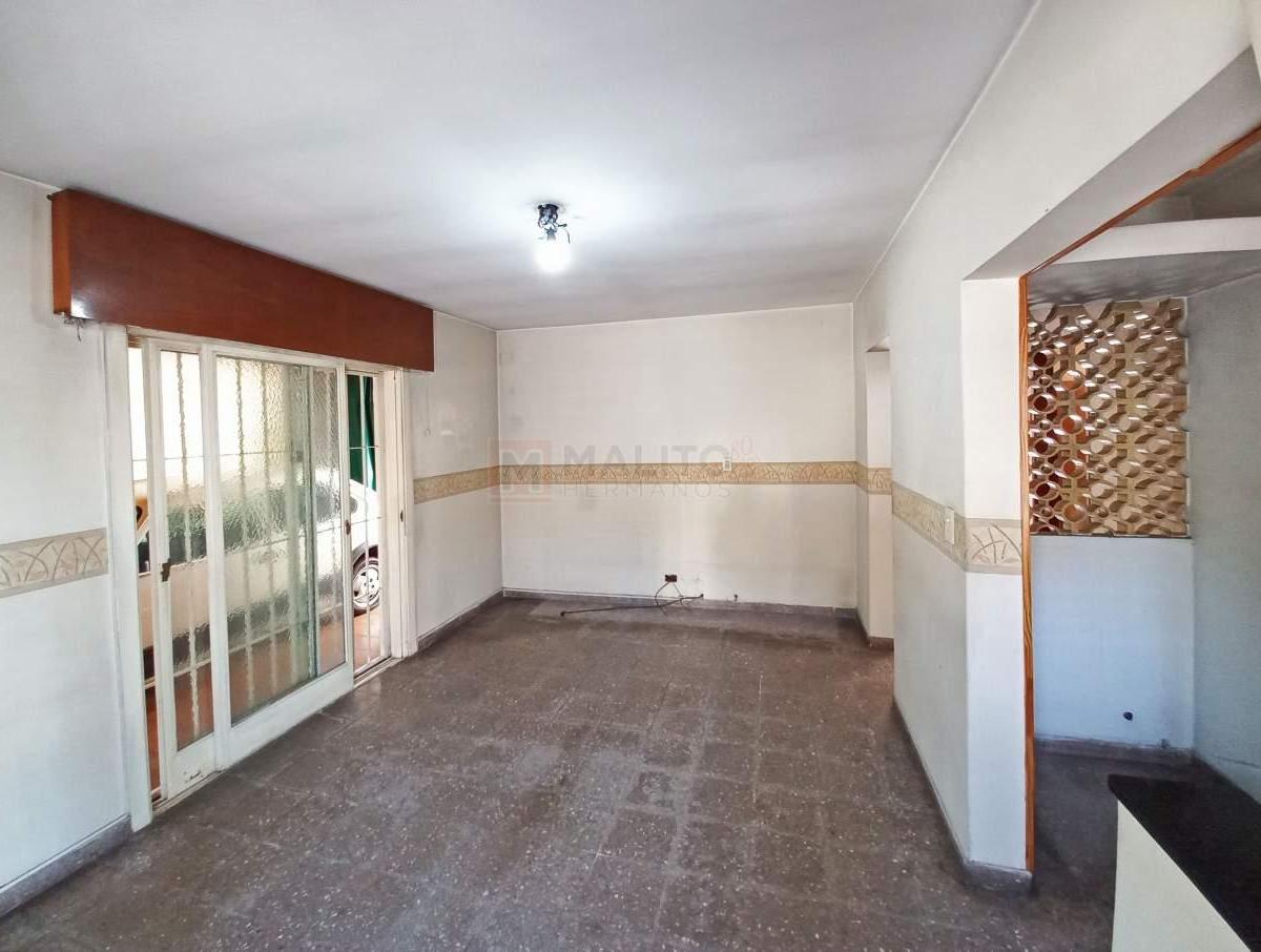 Venta Casa Lote Propio 8.66 X 17 m. 4 Ambientes con Patio, Terraza y Garage en Parque Avellaneda 5