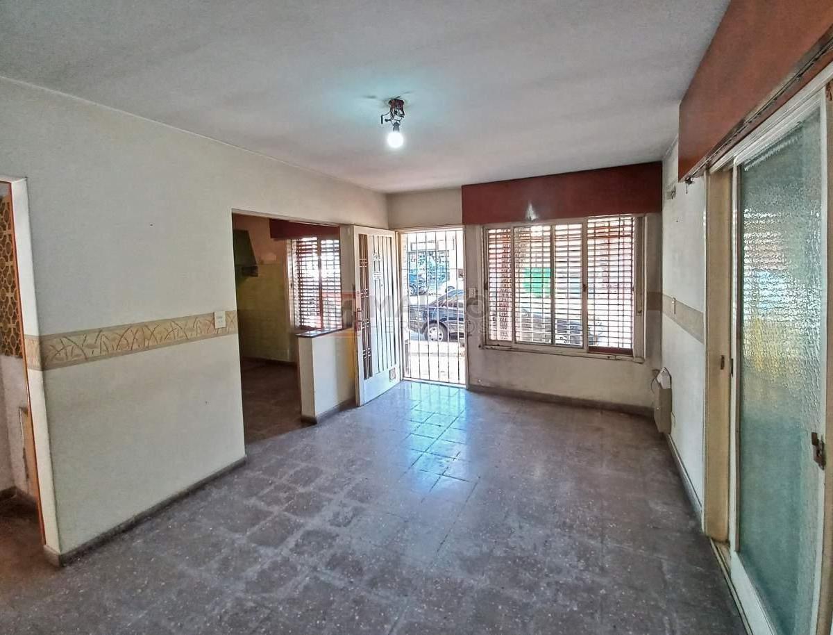 Venta Casa Lote Propio 8.66 X 17 m. 4 Ambientes con Patio, Terraza y Garage en Parque Avellaneda 3