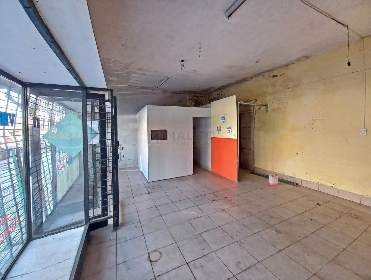 Venta Casa Lote Propio 3 Ambientes con Local Al Frente, Patio y Terraza en Parque Avellaneda. 1