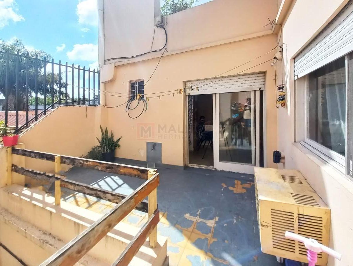 Venta PH con Patio, Terraza y Quincho en Parque Avellaneda 3