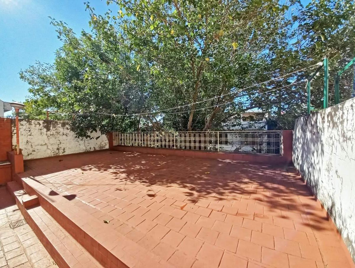 Venta Casa Lote Propio 5 Ambientes con Patio Cubierto, Garage y Terraza en Parque Avellaneda 2