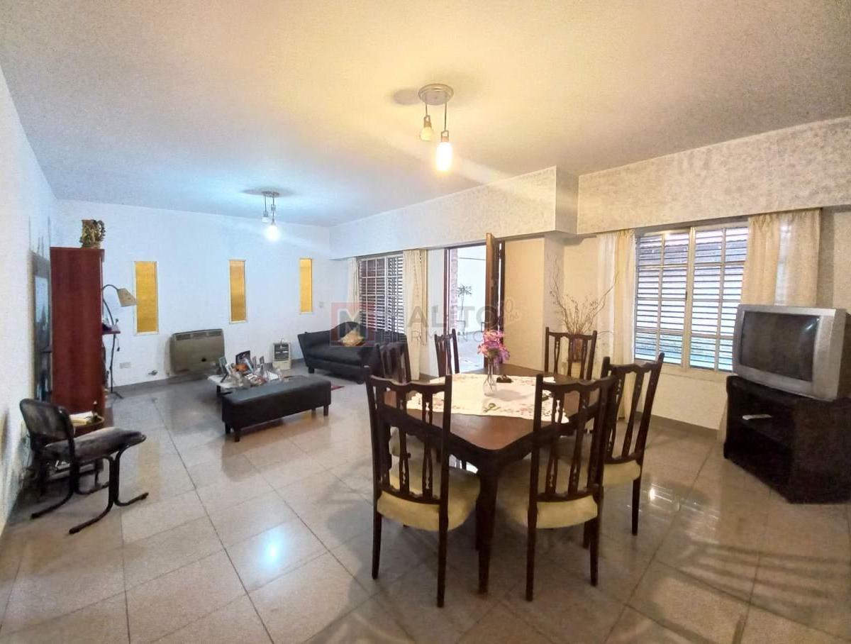 Venta Casa Lote Propio 5 Ambientes con Patio, Terraza y Local en Mataderos 1
