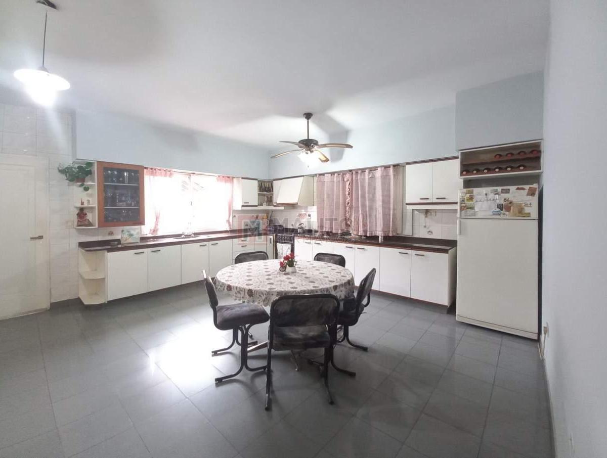 Venta Casa Lote Propio 5 Ambientes con Patio, Terraza y Local en Mataderos 2