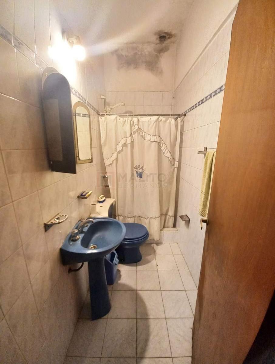 Venta Casa Lote Propio 5 Ambientes con Patio, Terraza y Local en Mataderos 3