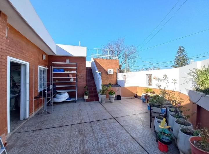 Venta Casa Lote Propio 5 Ambientes con Garage, Terraza, y Quincho en Mataderos 2