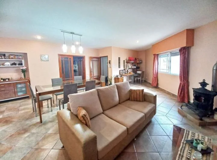 Venta Casa Lote Propio 5 Ambientes con Patio y Garage en Parque Avellaneda 2