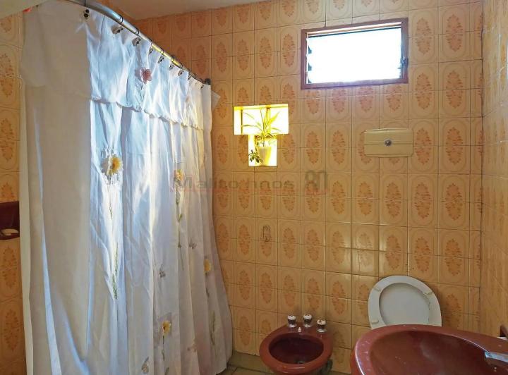 Venta Casa Lote Propio - 2 Viviendas - 4 y 3 Ambientes con P 4