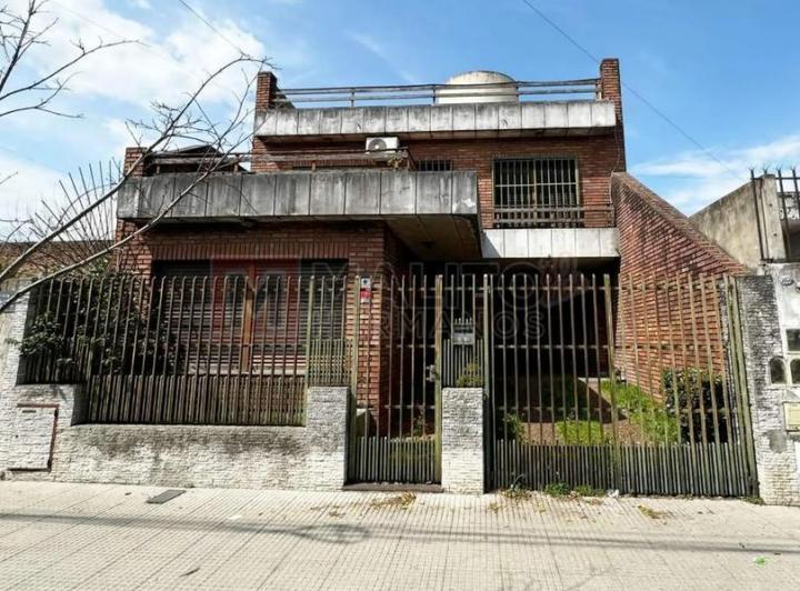 Venta Casa Lote Propio 8,66 x 42,73 - 5 Ambientes con Patio, 2