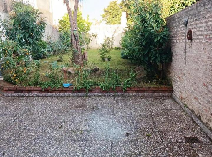 Venta Casa Lote Propio 8,66 x 42,73 - 5 Ambientes con Patio, 3