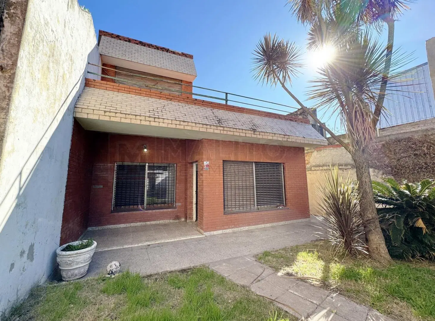 GRAN LOTE CON 2 CASAS, JARDÍN, PATIO Y TERRAZA 2