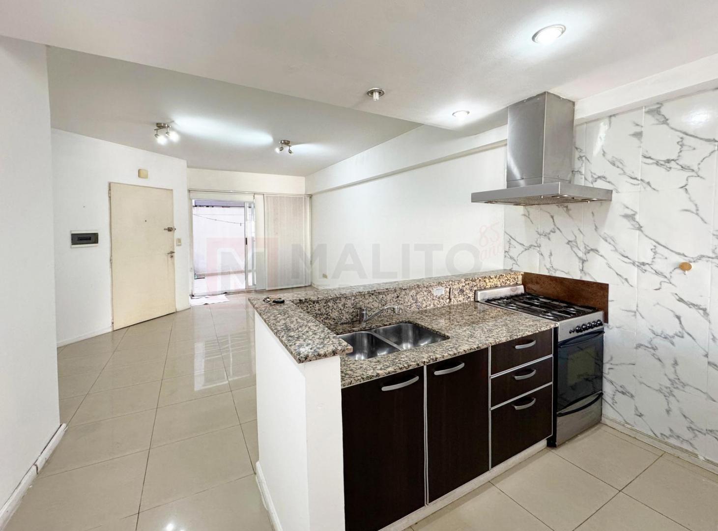 Foto de DEPARTAMENTO MONOAMBIENTE CON COCHERA, PATIO Y BALCÓN, imagen 1