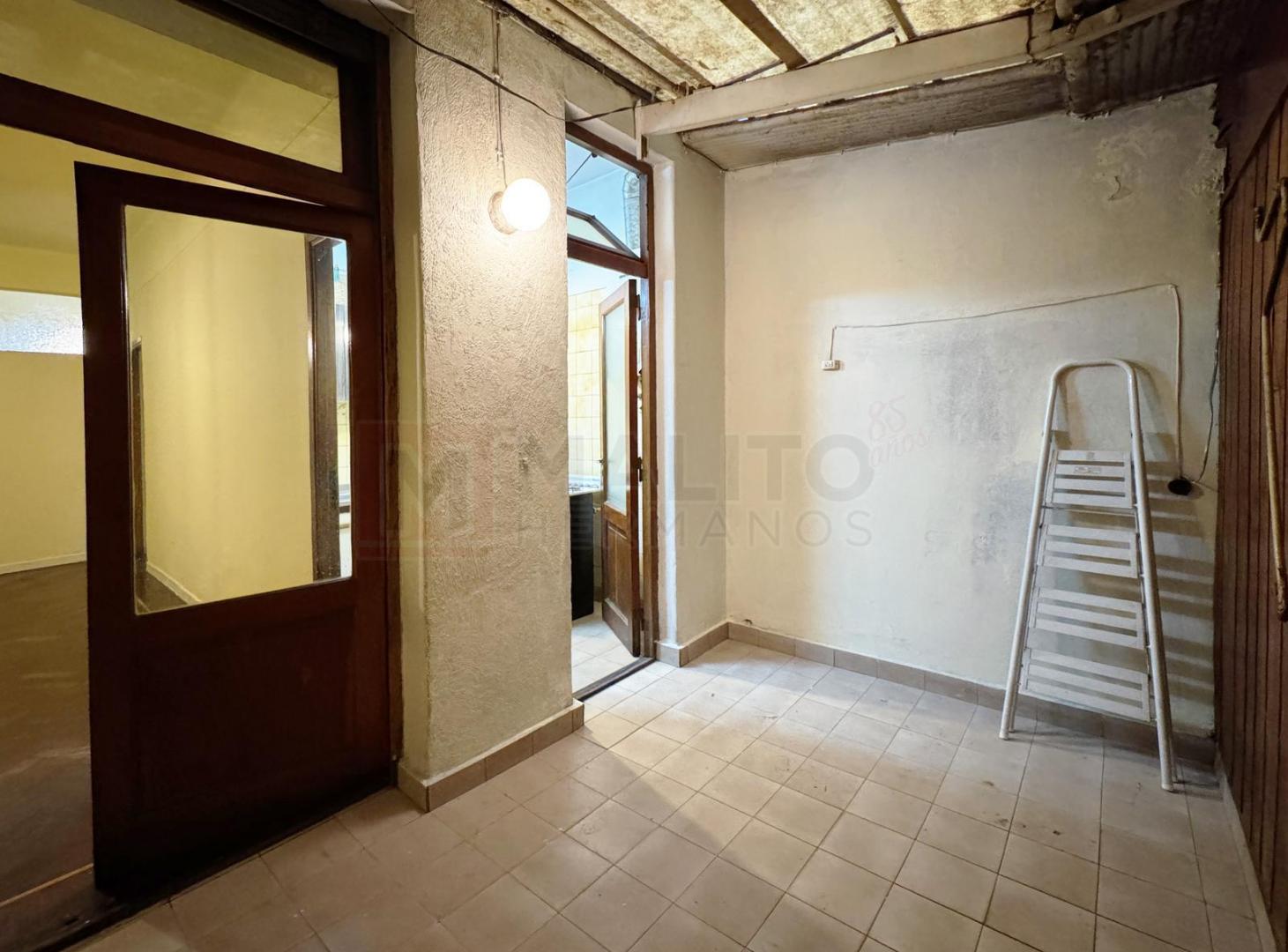 Foto de DEPARTAMENTO CON 2 PATIOS EN FLORES, imagen 2