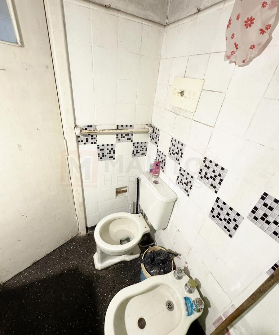 Foto de CASA CON LOCAL, TERRAZA,GARAGE Y PATIO EN PARQUE AVELLANEDA, imagen 3