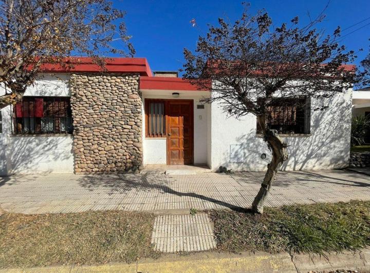VENTA DE CASA 2 DORMI + DPTO 3 DORMI RIO PRIMERO 2